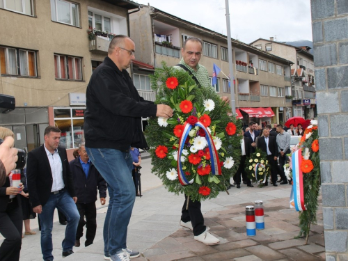 FOTO: Polaganjem vijenaca i svečanom sjednicom započelo obilježavanje Dana općine