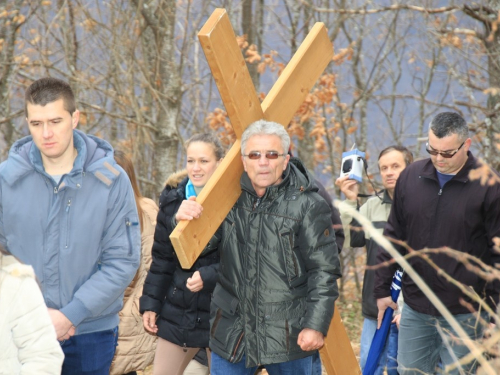 FOTO: Fra Andrija Jozić predvodio križni put na Uzdolu