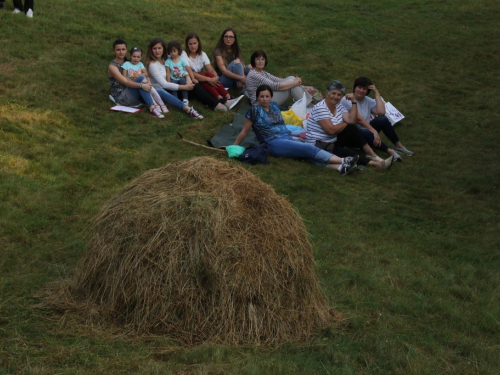 FOTO: Održana 10. kulturna večer na brdu Gračac u Podboru