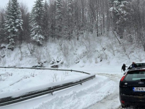 BIHAMK: Otežan promet zbog snijega, ljetne gume dodatni problem vozačima