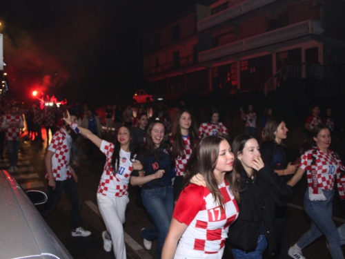 FOTO/VIDEO: Ludnica na ulicama Prozora! Pogledajte kako je proslavljena pobjeda Hrvatske