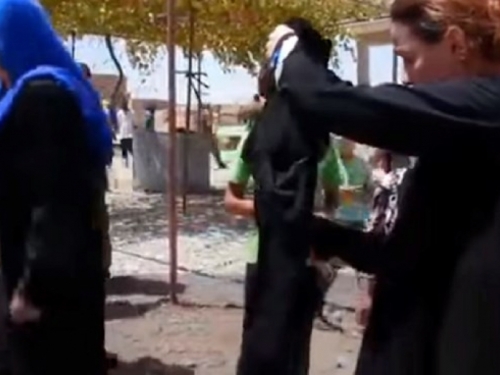 VIDEO: Oslobođenje od ISIL-a - žene pale burke, muškarci se briju