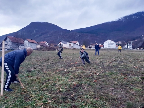 FOTO: Božićno druženje u Rumbocima kroz igru 'klisa i pale'