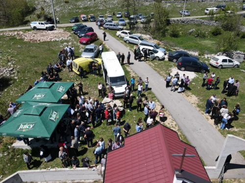 FOTO/VIDEO: Biskup Pero Sudar na Proslapu blagoslovio Spomen ploče