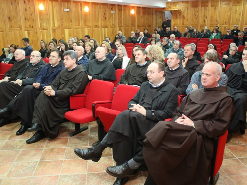 FOTO: Na Šćitu predstavljen zbornik radova ''Nepomireno društvo - nepomirena pamćenja''