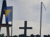 Radikali uspjeli iz drugog pokušaja: Zastava Hrvata u BiH skinuta s katoličkog groblja u Jelahu