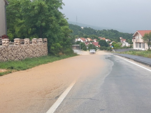 Zbog obilnih pljuskova otežan promet na većini puteva