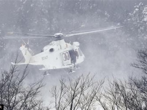Spasilački helikopter srušio se nedaleko od hotela zatrpanog lavinom