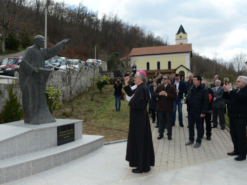 FOTO: Mons. dr. Pero Sudar blagoslovio novi križ i spomenik Stjepanu Džalti na Uzdolu