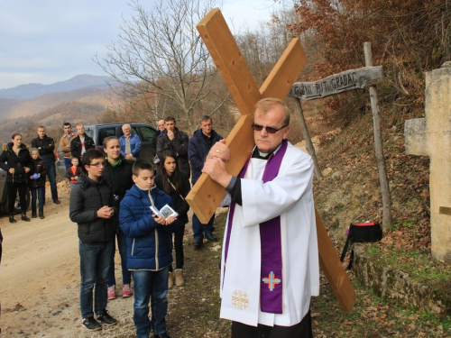 FOTO: Vlč. Stipo Knežević predvodio križni put na Uzdolu