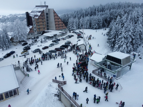 FOTO/VIDEO: Bili smo na Kupresu, mnoštvo skijaša uživa u skijanju