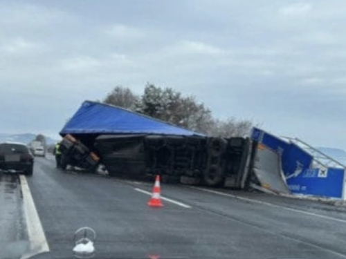 U Austriji se prevrnuo kamion kojim je upravljao vozač iz BiH