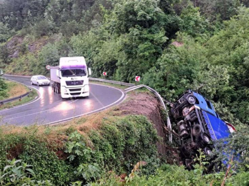 Jablanica: Kamion sletio s ceste