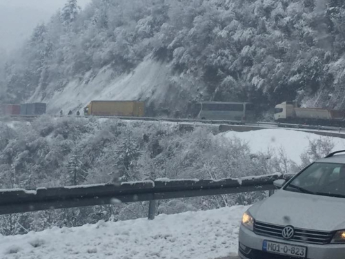 Popriječeno teretno vozilo na dionici Mostar - Jablanica