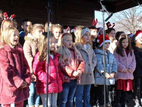 FOTO: U Prozoru otvoren Božićni sajam