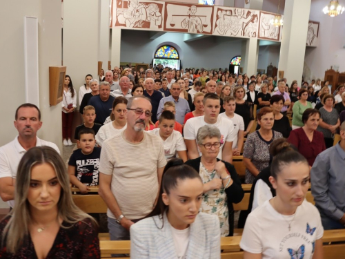 FOTO: Započela trodnevnica u župi Rama-Šćit, prvašići darovani prigodnim darovima