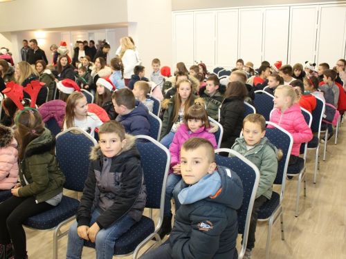 FOTO: Sv. Nikola razveselio mališane u Rumbocima