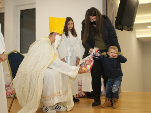 FOTO: Sv. Nikola razveselio mališane u Rumbocima