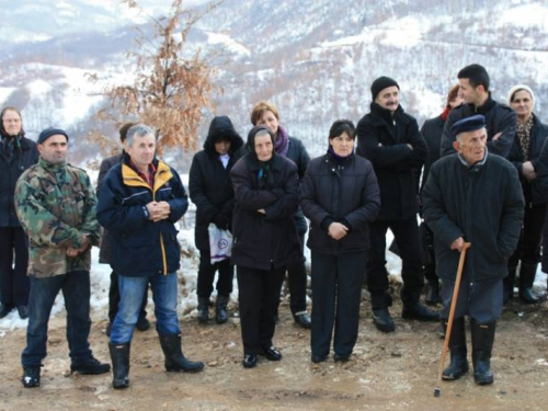 FOTO: Vlč. Ivan Karača predvodio Križni put na Uzdolu