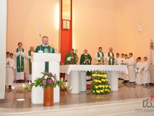 Kardinal Puljić krstio šesto dijete Branka i Ružice Ivančević