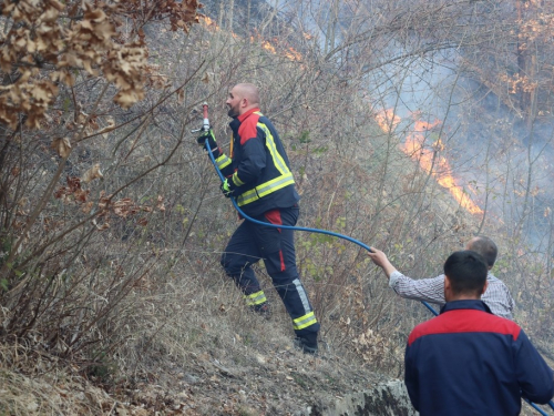 FOTO/VIDEO: Ugašen požar koji je prijetio objektu HE Rama