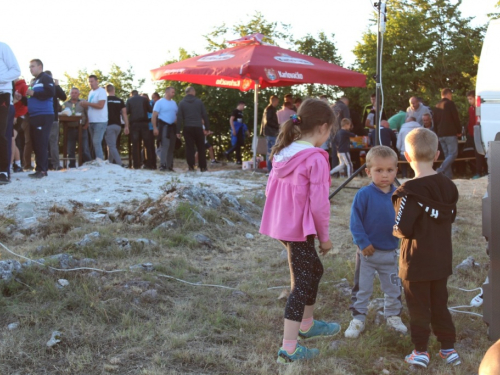 FOTO| Gmićani podigli križ na Makljenu