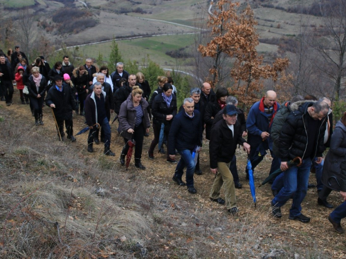 FOTO: Fra Andrija Jozić predvodio križni put na Uzdolu