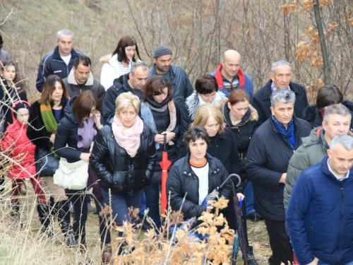 FOTO: Fra Andrija Jozić predvodio križni put na Uzdolu