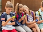 Čak polovica roditelja rado bi zabranila pametne telefone u školama