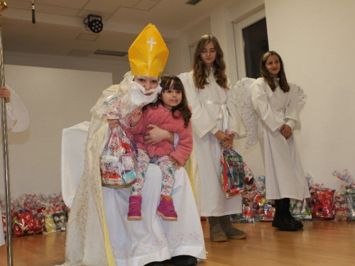 FOTO: Susret djece sa svetim Nikolom u Rumbocima