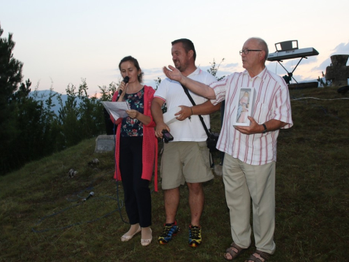 FOTO: Održana 10. kulturna večer na brdu Gračac u Podboru