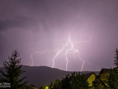 FOTO: Munje noćas 'parale' nebo iznad Rame