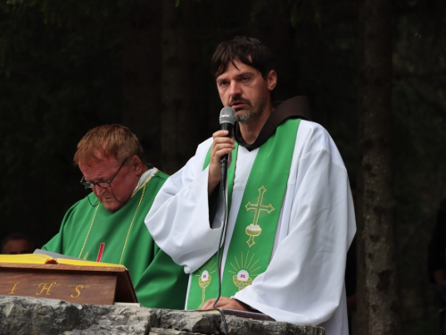 FOTO/VIDEO: Na Vranu služena sv. misa za poginule duvandžije
