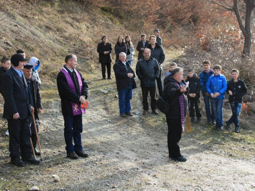 FOTO: Vlč. mr. Pero Brajko predvodio Križni put na Uzdolu