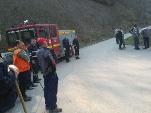 Požar u Donjoj Rami se širi, gase ga vatrogasci i mještani