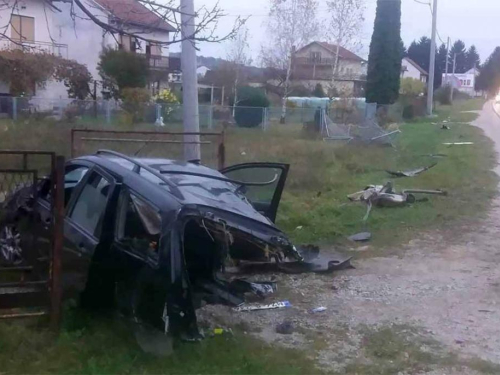 Automobil se prepolovio, putnici prošli s ogrebotinama