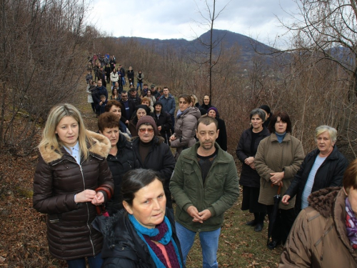 FOTO: Fra Andrija Jozić predvodio križni put na Uzdolu