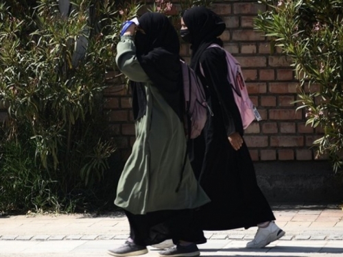 Francuska će u školama zabraniti nošenje abaje, široke i dugačke muslimanske halje