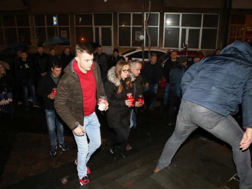 FOTO: Paljenjem svijeća u Prozoru odana počast Anti Pavloviću