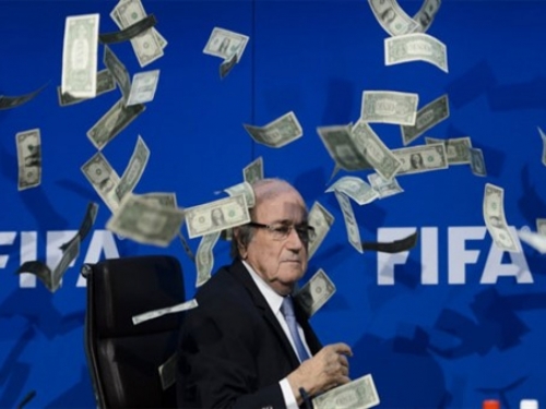Blatter "napadnut" novčanicama