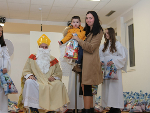 FOTO: Sveti Nikola razveselio najmlađe u župi Rumboci