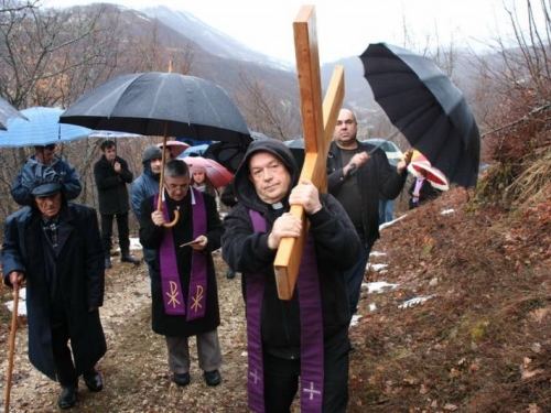 FOTO: Provincijal fra Lovro Gavran predvodio misu i Križni put na Uzdolu