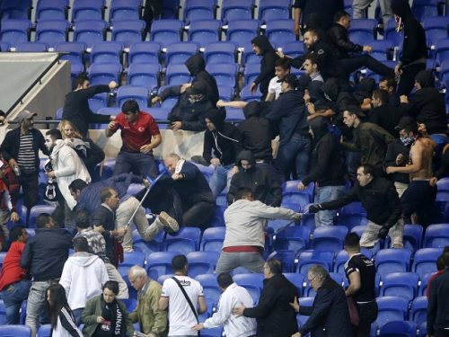 Navijači Bešiktaša rasturili stadion, pred huliganima bježali i žene i djeca