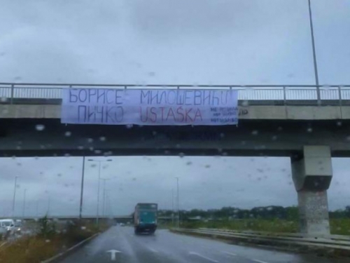 U Srbiji osvanuo vulgarni transparent s porukom Borisu Miloševiću