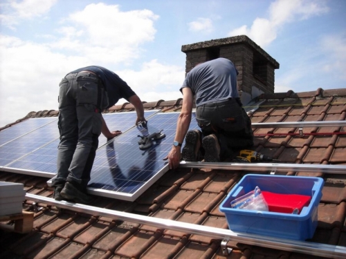 Zanima vas koliko košta postavljanje solarnih panela na krovu kuće?