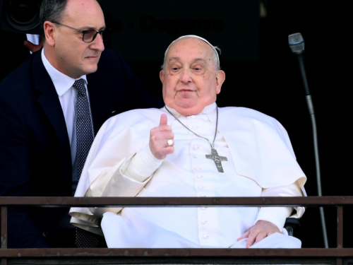 Papa Franjo pušten iz bolnice