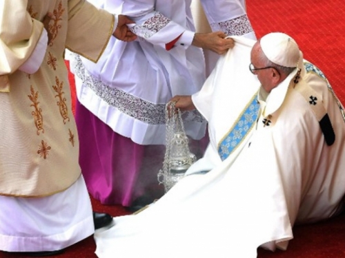 Papa Franjo se spotaknuo i pao na misi u Poljskoj