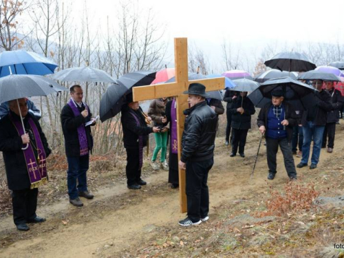 FOTO: Mons. dr. Pero Sudar predvodio misu i Križni put na Uzdolu