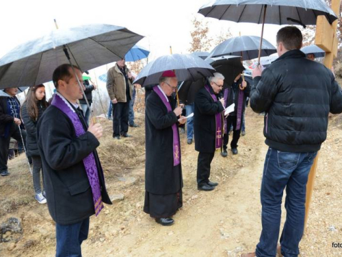 FOTO: Mons. dr. Pero Sudar predvodio misu i Križni put na Uzdolu