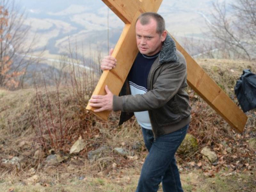 FOTO: Mons. dr. Pero Sudar predvodio misu i Križni put na Uzdolu